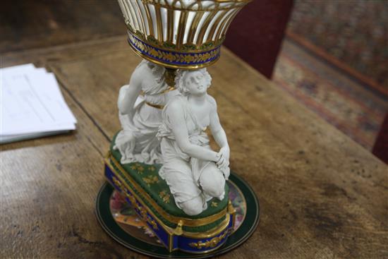 A Paris porcelain dessert service centrepiece